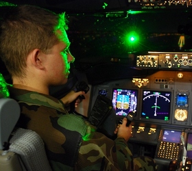 зеленый лазер ослепляет пилотов самолетов
