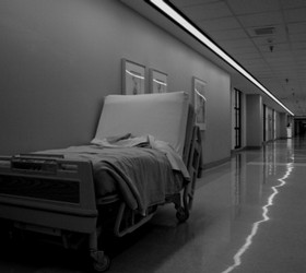 В одной из британских больниц пациентов заставляли бить в бубен