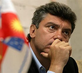 В Немцова метнули унитаз. Пострадал автомобиль