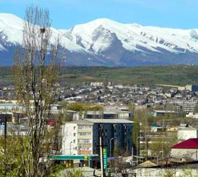 В Дагестане террористы  подорвались при попытке заложить бомбу. Сегодня ночью в Буйнакске была предпринята очередная попытка заложить взрывное устройство. Однако неудачливые террористы сами стали жертвами своей деятельности. Неожиданно произошёл взрыв и в итоге один из преступников погиб, а второй ранен. Из сообщения Дагестанского МВД стало известно о том, что двое злоумышленников пытались установить самодельную бомбу около коммерческого магазина находящегося на улице Чайковского. Как раз во время установки устройство и сработало. Один из преступников скончался на месте от полученных ранений, а второй отправлен в больницу. Так же из данных Министерства Внутренних дел стало известно, что мощность самодельного устройства составила до ста граммов в тротиловом эквиваленте. Большой ущерб был нанесён магазину, сумма которого на данный момент устанавливается. На месте происшествия обнаружен пистолет ТТ и один заряженный магазин. Личности злоумышленников устанавливаются. В связи с произошедшим было возбуждено уголовное дело по нескольким статьям -  «Незаконный оборот оружия и боеприпасов», «Умышленное повреждение чужого имущества путём взрыва», «Незаконное изготовление взрывчатых веществ и взрывных устройств». 