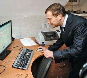 Поддержи Медведева через Интернет
