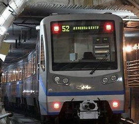 В Московском метро под поезд упал человек.