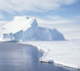 Российское судно терпит бедствие у берегов Антарктиды.