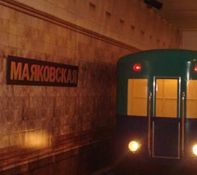 В Московском метрополитене студентка лишилась пальца. Тяжёлую травму 20-ти летняя девушка получила при выходе из метро. Теперь студентка Высшей школы экономики намерена подать в суд.  Из рассказа пострадавшей стало известно , что возвращаясь из института девушка хотела спустится на станцию метро «Маяковская». Перед ней прошёл парень, и открывшиеся снаружи двери студентка удержать не смогла, и пальцы защемило в проёме тяжёлых дверей. После чего оторванная часть пальца упала на пол и брызнула кровь. Со слов адвоката Шота Горгадзе стало понятно, что дело будет не лёгким и в особенности для пострадавшей. Девушке будет довольно тяжело доказать свою правоту в суде. Для начала нужно будет провести сложную техническую экспертизу дверей и, когда будет доказано, что устройство дверей травмоопасно, то лишь тогда есть возможность выиграть это судебное разбирательство. Люди, оказавшиеся рядом с девушкой во время происшествия, оказали ей первую помощь и вызвали скорую, которую ждали более 20 минут. Не дождавшись врачей, пассажиры вышли на дорогу и там остановили проезжавшую мимо карету скорой помощи.  Пострадавшую доставили в НИИ Склифосовского, где после осмотра врачи выяснили, что  у девушки размножена фактически половина среднего пальца правой руки. В результате студентке ампутировали две фаланги пальца. Есть данные, что девушке пришили палец, но приживётся ли он неизвестно.