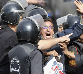 В Каире демонстранты ведут бои за площадь Тахрир.