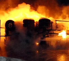 В Перми возле АЗС загорелись бензовозы с топливом.