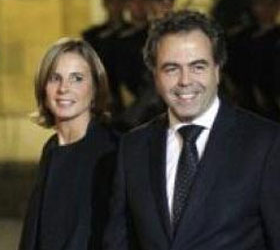 Жена министра образования Франции совершила самоубийство.