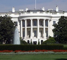 В США забросали дымовыми шашками Белый дом.