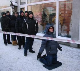В Новосибирске перед зданием общественной приемной Путина прошла акция «Поклонение холопов»