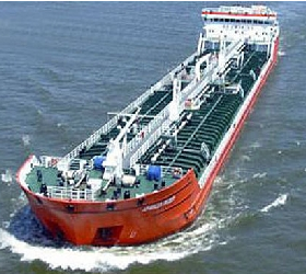 Из аварийного танкера «Каракумнефть» выливается топливо