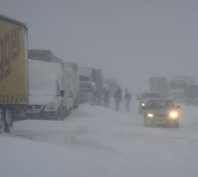 Около 60 автомашин остаются в снежном плену на трассе Волгоград – Саратов.