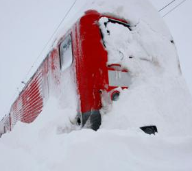 Поезд с пассажирами три дня находился под снегом.