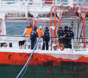 С аварийного танкера «Каракумнефть» уже откачали 215 тонн нефтепродуктов