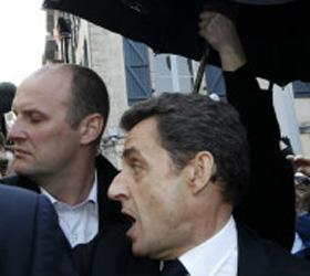 Николя Саркози обсмеяли и пытались закидать яйцами