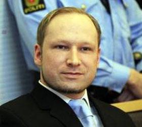 Террорист Брейвик считает себя невиновным и называет «военным командиром»