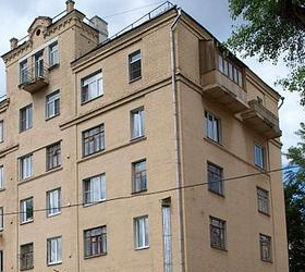 Сильный ветер в Москве сдул балкон  жилого дома