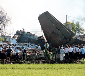 В результате авиакатастрофы в Джакарте разрушены 8 домов, а число жертв достигло 10 человек