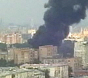 Крупный пожар на севере Москвы: Огонь с горящего ангара перекинулся на соседнее здание