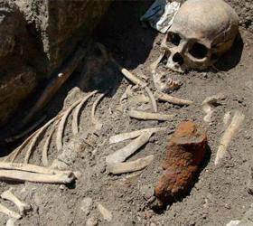 Ученые обнаружили скелеты вампиров с выбитыми зубами