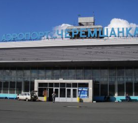 В Красноярске женщина едва не погибла под винтом самолета
