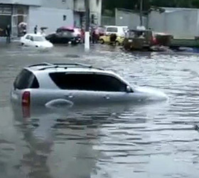 В результате урагана в Одессе местные жители передвигаются по городу на надувных матрасах