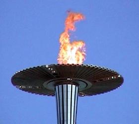 Погас олимпийский огонь