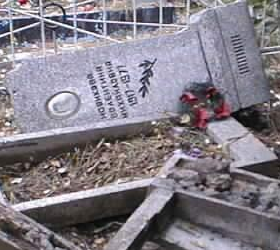 На Урале второклассниками были разрушены могилы на кладбище