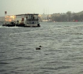 В Санкт-Петербурге затонул прогулочный катер с туристами