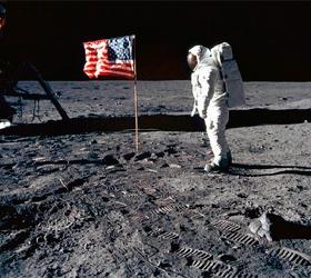 Американские флаги по-прежнему стоят на луне