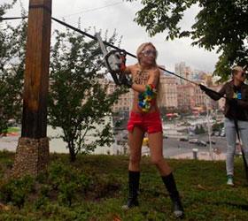 Активистка Femen, которая спилила крест в поддержку Пусси Райт, сбежала во Францию