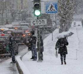 В Москве снег парализовал автомобильное движение