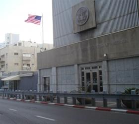 На охранника американского посольства в Израиле напал мужчина с топором