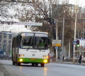 На севере столицы неизвестным была открыта стрельба в автобусе