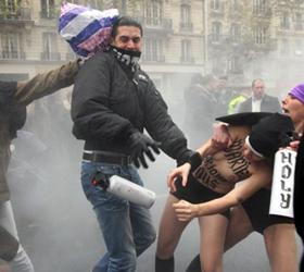 В центре Парижа избили активисток движения Femen