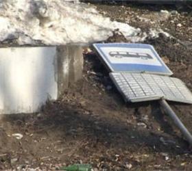 ДТП в Омске: пьяный водитель сбил двоих на автобусной остановке