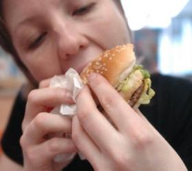 Каждый съеденный гамбургер сокращает жизнь человека на 30 минут