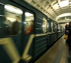 В Москве на "Орехово" на рельсы свалился человек