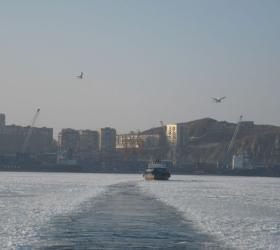 Во Владивостоке в порту загорелось судно
