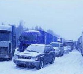 В связи со снегопадом на трассе М-10 снижен скоростной режим