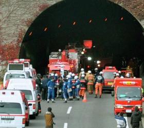 Вблизи Токио обрушился автомобильный тоннель