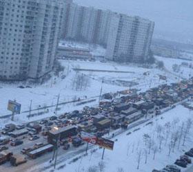 В Москве снегопад вновь парализовал движение
