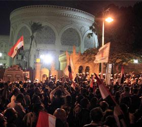 В Каире к президентскому дворцу прорвались противники Мухаммеда Мурси