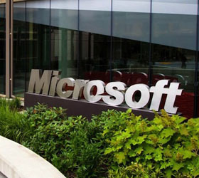 Инженеры Microsoft занялись проблемой слепящих экранов мобильных телефонов