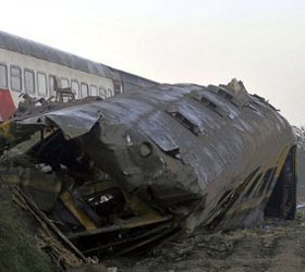 100 военнослужащих пострадали в Египте в результате крушения поезда