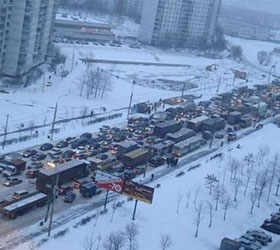 Столица встала в снежных пробках