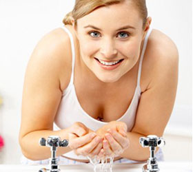 Чтобы иметь здоровую кожу лица нужно ежедневно умываться