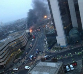 В центре Лондона в строительный кран врезался вертолет