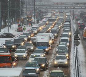 В связи со снегопадом столица снова стоит в многокилометровых пробках