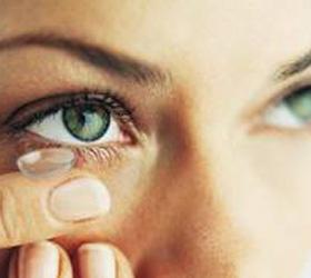  Линзы-однодневки разъели глаз женщине из Британии