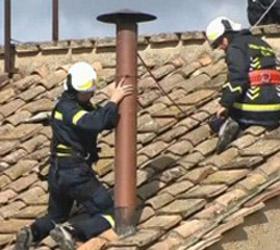Пожарными из Ватикана установлена дымовая труба над Сикстинской капеллой